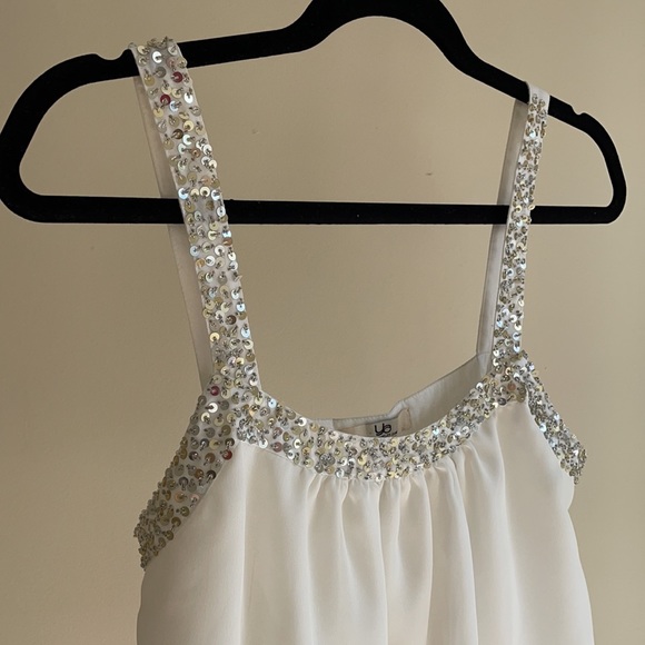 White top with sequence detail - Picture 2 of 5